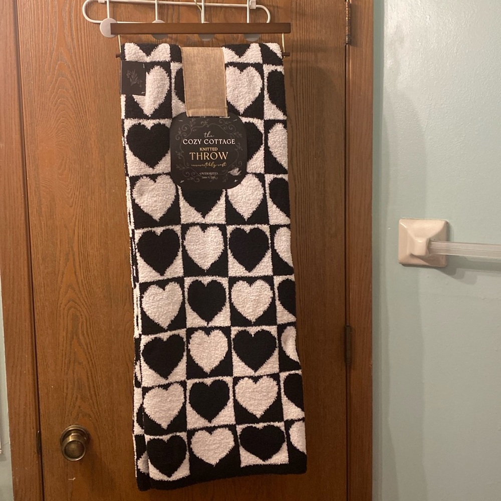 NWT Cozy Cottage Checkered Heart Throw Blanket. Black & White.